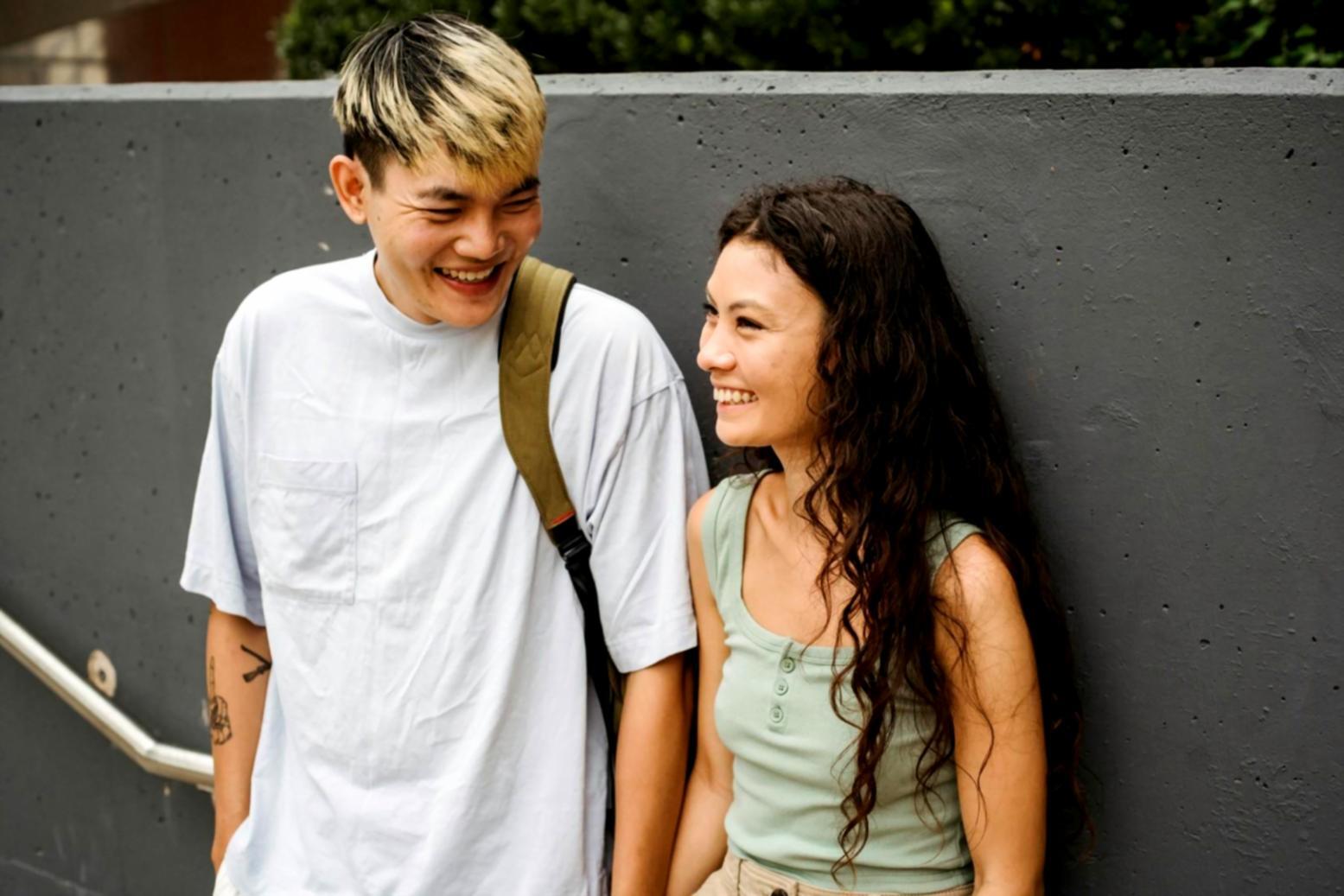 Momento di condivisione tra partecipanti durante un incontro di gruppo