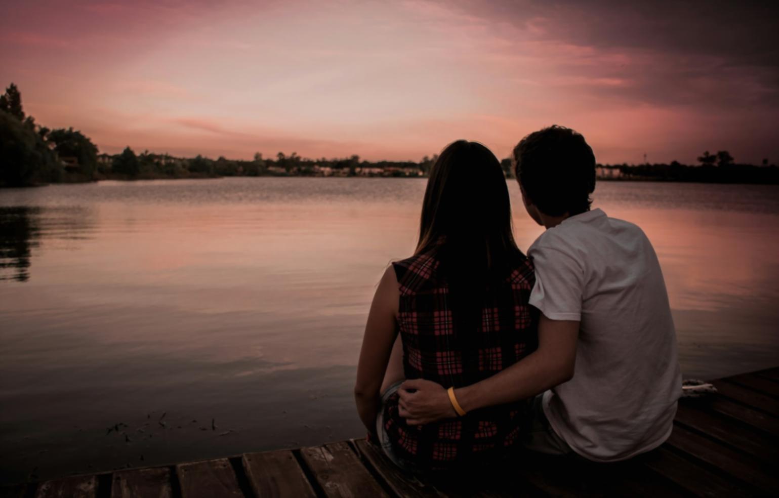 Gruppo di genitori durante una sessione pratica di comunicazione familiare